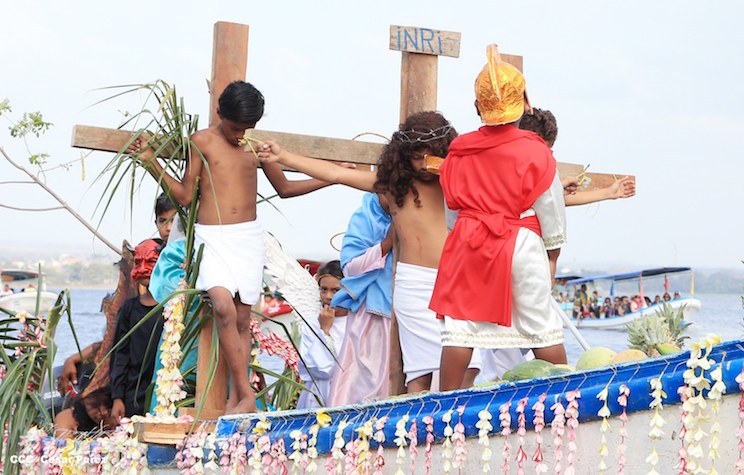 Realizan tradicional Viacrucis Acu&aacute;tico en Lago Cocibolca